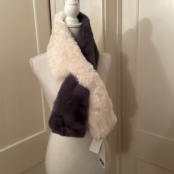 ⭐️New⭐️Apparis Furry Scarf - Picture 11 of 12